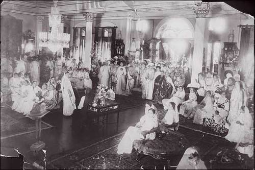 Women gather at a party in Mumbai ( Bombay ) in 1910. 